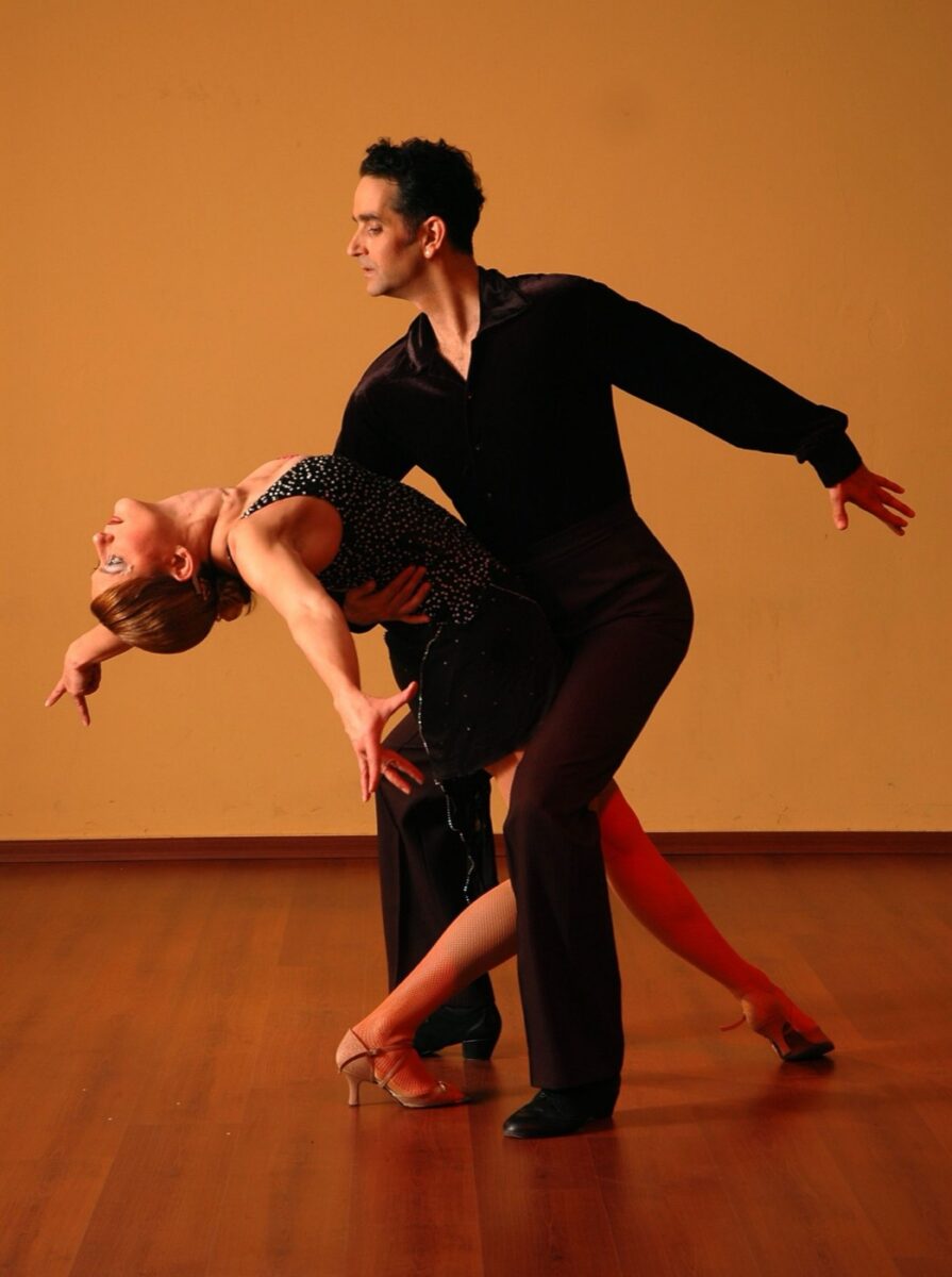 Coppia che balla salsa